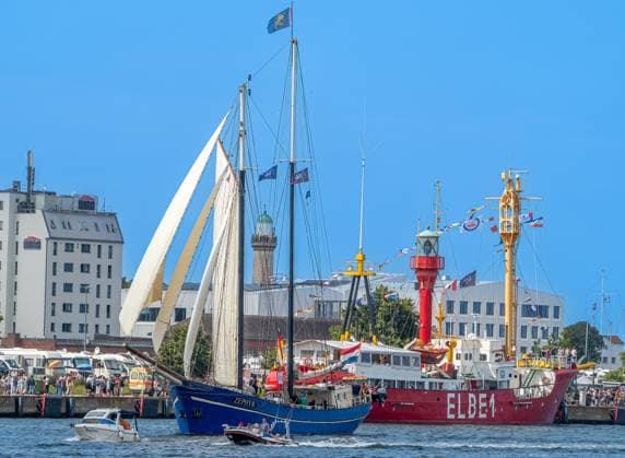 News Themen der Woche KW32 Hanse Sail Rostock - Fest für Seefahrer und Landratten - 09.08.2025: Die Hanse Sail in Rostock ist eines der größten maritimen Feste Europas. Jedes Jahr im August treffen sich hunderte Traditionssegler, Museumsschiffe und Yachten aus aller Welt. Besucher können mitsegeln, Hafenrundfahrten genießen und an Land ein buntes Programm aus Musik, Märkten und maritimem Flair erleben ein Fest für Seefahrerherzen und Landratten gleichermaßen. 09.08.2025 Rostock Am Yachthafen Mecklenburg-Vorpommern Deutschland *** Hanse Sail Rostock Festival for sailors and landlubbers alike 09 08 2025 The Hanse Sail in Rostock is one of the largest maritime festivals in Europe Every year in August, hundreds of traditional sailing ships, museum ships and y