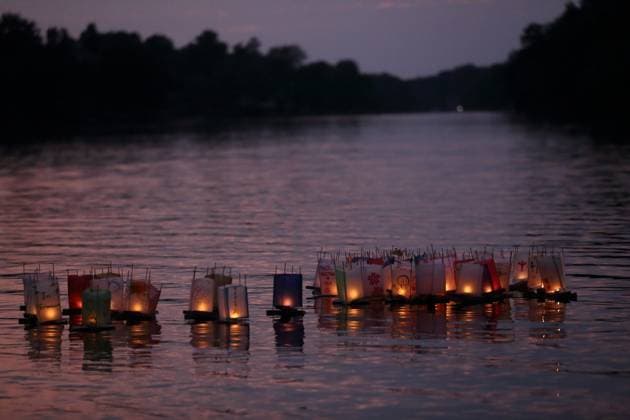 News Themen der Woche KW32 Selbstgebastelte Laternen treiben anlässlich des 80. Jahrestags des Atombombenabwurfs auf Nagasaki im Griebnitzsee in Potsdam, 9. August 2025. Gedenken 80 Jahre Nagasaki *** Homemade lanterns float on the occasion of the 80th anniversary of the atomic bombing of Nagasaki in Griebnitzsee in Potsdam, August 9, 2025 Commemoration of 80 years of Nagasaki