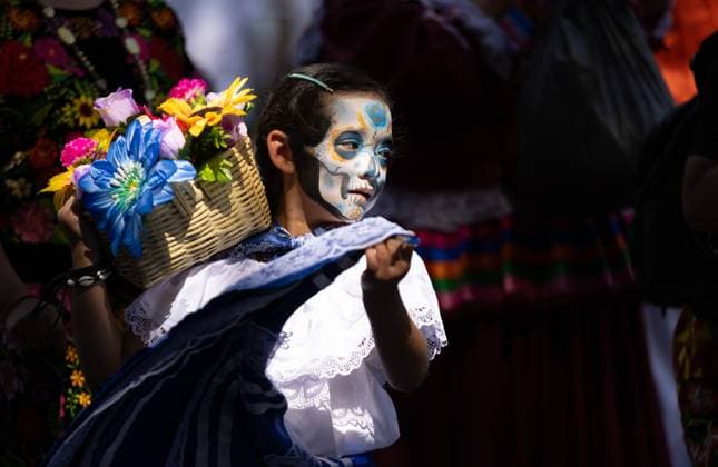 News Themen der Woche KW32 (250810) -- MEXICO CITY, Aug. 10, 2025 -- A child in traditional costume is pictured during a parade in commemoration of the International Day of the World s Indigenous Peoples in Mexico City, Mexico, Aug. 9, 2025. The International Day of the World s Indigenous Peoples is marked annually on Aug. 9, with this year s theme being Indigenous Peoples and AI: Defending Rights, Shaping Futures. ) MEXICO-MEXICO CITY-INDIGENOUS CULTURE-PARADE LixMengxin 