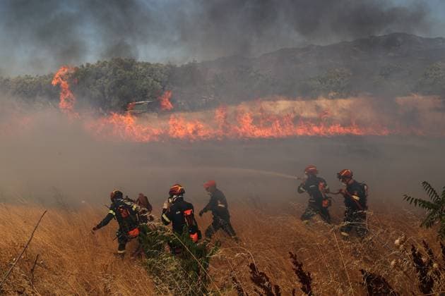 News Themen der Woche KW32 Residential area evacuated due to forest fire in Western Thrace KOMOTINI, GREECE - AUGUST 10: Flames and smoke rise from burning trees while firefighters continue their efforts to extinguish the fire that broke out in the forest area near the Komotini, Greece on August 10, 2025. The Kalkanca neighborhood, located approximately 3 kilometers from the city of Komotini in Western Thrace, where a densely Turkish population lives, was evacuated due to a fire that broke out in a forest this morning. Fire crews, with the support of land and air vehicles, are working intensively to prevent the flames from reaching residential areas. Ayhan Mehmet Anadolu Komotini Greece. Editorial use only. Please get in touch for any other usage.  Copyright: x2025xAnadoluxAyhanxMehmetx