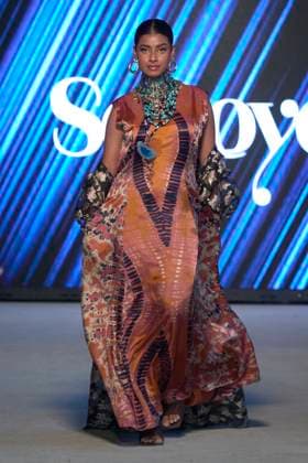 Africa Fashion Week London 2025 A model walks the catwalk in the Soboye show during Africa Fashion Week, London, UK, 09 August 2025. Africa Fashion Week London is celebrating its 15th anniversary as the world™s largest and longest-running showcase of African and African-inspired fashion. AFWL 2025 emphasizes ˜Heritage in Motion™ melding tradition with innovation., Credit:Olu Ogunshakin Avalon United Kingdom, London, London, 1 Kemble Street, WC2B 4AN  Copyright: xOluxOgunshakinx xAvalonx 1028619736