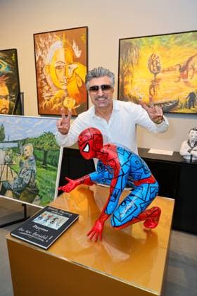 Entertainment Themen der Woche KW32 GRAND OPENING - FELIX BLUME IM ART CUBE - Lotto Millionär Chico (Kürsat Yildirim) vor der Kunst von Felix Blume (Koleggah) in Pose Hamm Galerie Mensing NRW Deutschland *** GRAND OPENING FELIX BLUME IN THE ART CUBE Lotto millionaire Chico Kürsat Yildirim in front of the art of Felix Blume Koleggah in pose Hamm Galerie Mensing NRW Germany
