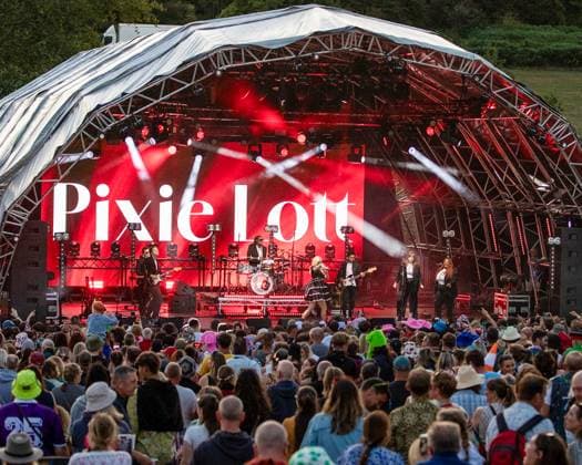 Pixie Lott performs Lakefest 2025,Saturday , Eastnor Castle, Ledbury. UK Pixie Lott performs Lakefest 2025, Saturday, Eastnor Castle, Ledbury. UK, Credit:Avalon  Copyright: xAvalonx 1028638074