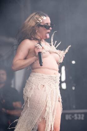 Outside Lands Music Festival 2025 - Day 1 Marisa Dabice of Mannequin Pussy performs at Outside Lands at Golden Gate Park on August 08, 2025 in San Francisco, California. San Francisco Golden Gate Park California USA Copyright: xAnniexLesser imageSPACEx