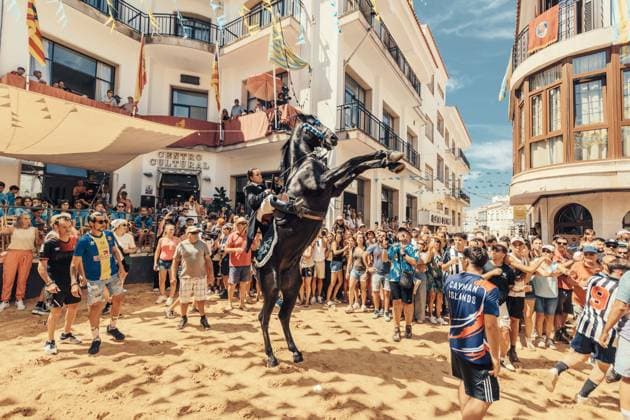 Entertainment Themen der Woche KW32 August 10, 2025, Alaior, Balearic Islands, Spain: A caixer (horse rider) rears up on his horse surrounded by a cheering crowd during the traditional Jaleo at the Sant Llorenc Festival in Alaior Alaior Spain - ZUMAo105 20250810_fap_o105_001 Copyright: xMatthiasxOesterlex