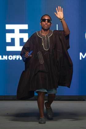 Africa Fashion Week London 2025 A model walks the catwalk in the I.N Official in collaboration with Meta AI show during Africa Fashion Week, London, UK, 09 August 2025. Africa Fashion Week London is celebrating its 15th anniversary as the world™s largest and longest-running showcase of African and African-inspired fashion. AFWL 2025 emphasizes ˜Heritage in Motion™ melding tradition with innovation., Credit:Olu Ogunshakin Avalon United Kingdom, London, London, 1 Kemble Street, WC2B 4AN  Copyright: xOluxOgunshakinx xAvalonx 1028704474