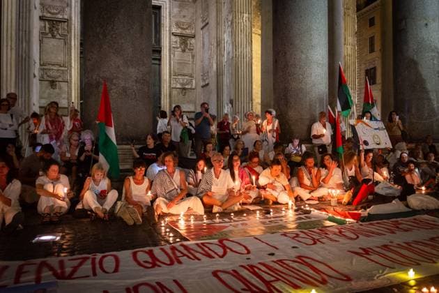 News Themen der Woche KW32 August 10, 2025, Rome, Rm, Italy: In the night of shooting stars, hundreds of citizens gather in front of Pantheon for a silent torchlight rally in solidarity with the Palestinians, demanding an immediate stop to the genocide. Silence when children sleep not when they die reads the banner. Rome Italy - ZUMAg256 20250810_znp_g256_001 Copyright: xMarcoxDixGianvitox