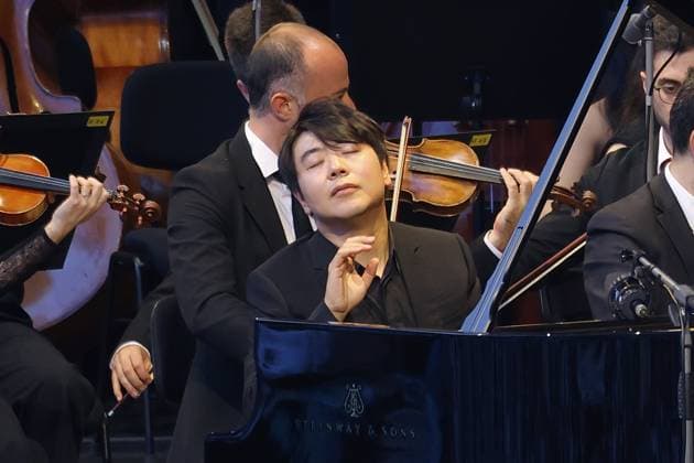 Entertainment Themen der Woche KW32 10.08.2025, West-Eastern Divan Orchestra, Daniel Barenboim, Dirigent, und Lang Lang, Pianist, im Konzert live in der Waldbühne, Berlin, Berlin *** 10 08 2025, West Eastern Divan Orchestra, Daniel Barenboim, conductor, and Lang Lang, pianist, in concert live at Waldbühne, Berlin, Berlin