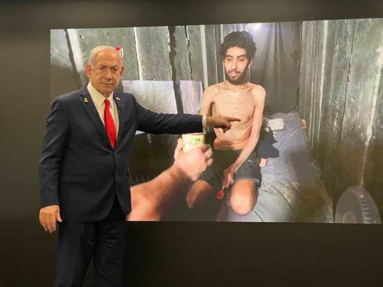 News Themen der Woche KW32 (250811) -- JERUSALEM, Aug. 11, 2025 -- This photo taken with mobile phone shows Israeli Prime Minister Benjamin Netanyahu pointing at a photo of an Israeli hostage on the screen during a press conference in Jerusalem, on Aug. 10, 2025. Netanyahu said on Sunday that he is determined to launch a recently approved plan to take over Gaza City, which has drawn wide international condemnation. ) MIDEAST-JERUSALEM-ISRAEL-PM-GAZA-TAKEOVER PLAN FengxGuorui 
