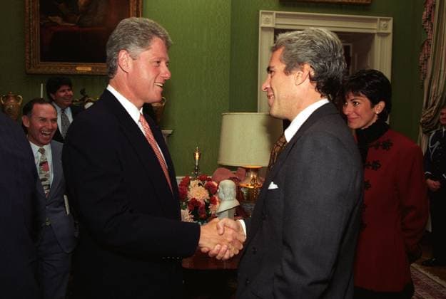 Clinton speaks with Epstein and Maxwell Jeffrey Epstein and Ghislaine Maxwell speak with US President Bill Clinton after the president made remarks at an event for donors to the White House restoration project, Washington DC, USA, 29 September 1993., Credit:Ralph Alswang The White House Avalon  Copyright: xRalphxAlswang ThexWhitexHousex xAvalonx 1028304949