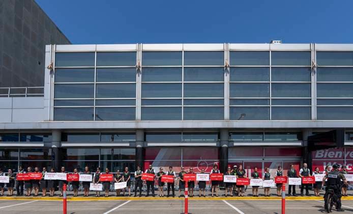 August 11, 2025, Montreal, Pq, CANADA: Air Canada flight attendants hold a silent protest at Montreal-Pierre Elliott Trudeau International Airport in Montreal, on Monday, Aug. 11, 2025. Montreal CANADA  - ZUMAc35_ 20250811_zaf_c35_006 Copyright: xChristinnexMuschix