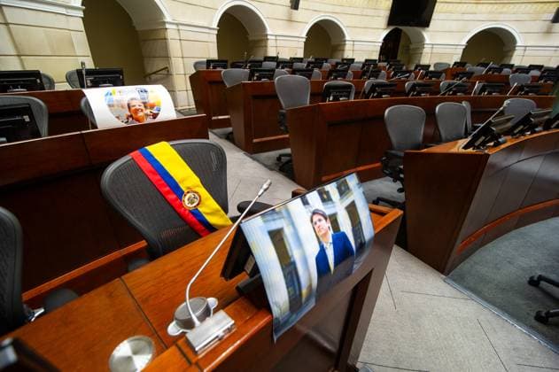 August 11, 2025, Bogota, Cundinamarca, Colombia: Pictures and a flag band of Miguel Uribe Turbay rest in his chair inside the capitol as the Colombian capitol building is prepared for the arrival of his coffin for a funeral chamber that will last 3 days. Uribe Turbay who was victim of an assasination attempt on june 7 died in the early morning of august 11, 2025. Bogota Colombia - ZUMAvp1_ 20250811_zia_vp1_005 Copyright: xSebastianxBarrosx