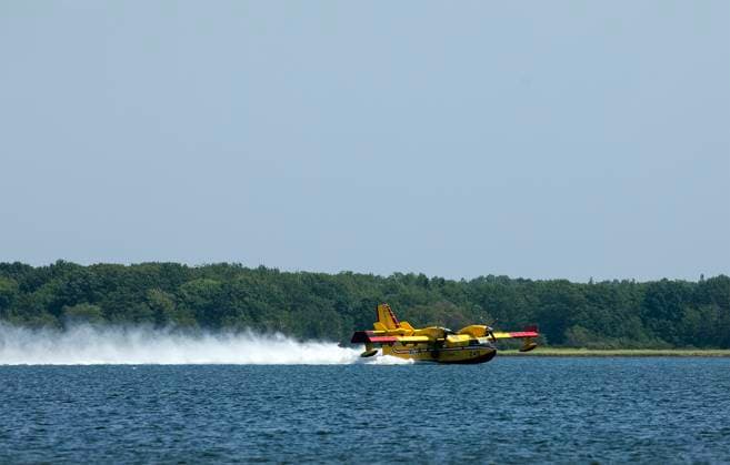 August 11, 2025, Shediac Bridge, Nb, Canada: A Quebec Water Bomber scoops water from Shediac Bay as the two Quebec based bombers help fight the forest fire in the Irishtown, N.B. area on Monday August 11, 2025. Shediac Bridge Canada  - ZUMAc35_ 20250811_zaf_c35_068 Copyright: xRonxWardx