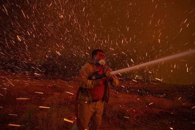 News Bilder des Tages Efforts continue for the forest fire in Canakkale CANAKKALE, TURKIYE - AUGUST 11: Firefighter teams continue their efforts to extinguish the fire that broke out in the forest area of Kepez region in Canakkale, Turkiye on August 11, 2025. Murat Sengul Anadolu Canakkale Turkey. Editorial use only. Please get in touch for any other usage.  Copyright: x2025xAnadoluxMuratxSengulx