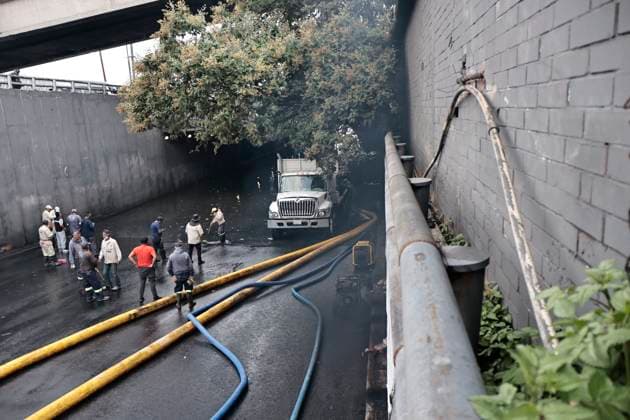 August 11, 2025, Mexico, Cdmx, Mexico: In the Venustiano Carranza region, very close to Mexico City International Airport (AICM), flooding occurred due to recent heavy rains. The vehicles transported to the airport were affected, especially under bridges, where rainwater and sewage from the sewers covered some cars, preventing their owners from getting them out in time. Mexico City sanitation and water workers are working constantly using machinery to remove water from these tunnels and unclog the sewers to remove vehicles that have been totally lost. Mexico Mexico - ZUMAp204 20250811_zip_p204_047 Copyright: xJosuexPerezx