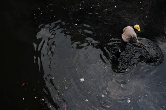 News Bilder des Tages August 11, 2025, Mexico, Cdmx, Mexico: In the Venustiano Carranza region, very close to Mexico City International Airport (AICM), flooding occurred due to recent heavy rains. The vehicles transported to the airport were affected, especially under bridges, where rainwater and sewage from the sewers covered some cars, preventing their owners from getting them out in time. Mexico City sanitation and water workers are working constantly using machinery to remove water from these tunnels and unclog the sewers to remove vehicles that have been totally lost. Mexico Mexico - ZUMAp204 20250811_zip_p204_071 Copyright: xJosuexPerezx