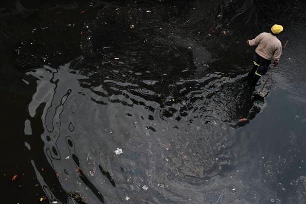 August 11, 2025, Mexico, Cdmx, Mexico: In the Venustiano Carranza region, very close to Mexico City International Airport (AICM), flooding occurred due to recent heavy rains. The vehicles transported to the airport were affected, especially under bridges, where rainwater and sewage from the sewers covered some cars, preventing their owners from getting them out in time. Mexico City sanitation and water workers are working constantly using machinery to remove water from these tunnels and unclog the sewers to remove vehicles that have been totally lost. Mexico Mexico - ZUMAp204 20250811_zip_p204_072 Copyright: xJosuexPerezx