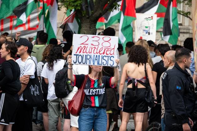 News Bilder des Tages Pro-Palestine Demonstration in Berlin after killing of Al Jazeera Journalist Anas Al-Sharif People hold a pro-Palestine demonstration in front of the Neukoelln Town Hall, holding Palestinian flags, banners, and portraits of killed journalists in Berlin, Germany, on August 11, 2025. The Israel Defence Forces (IDF) announce the killing of Palestinian journalist Anas Al-Sharif, who works with Al Jazeera, citing connections to Hamas. The United Nations and the network deny these allegations. Berlin Berlin Germany  Copyright: xEmmanuelexContinix originalFilename: contini-propales250811_nppnd.jpg