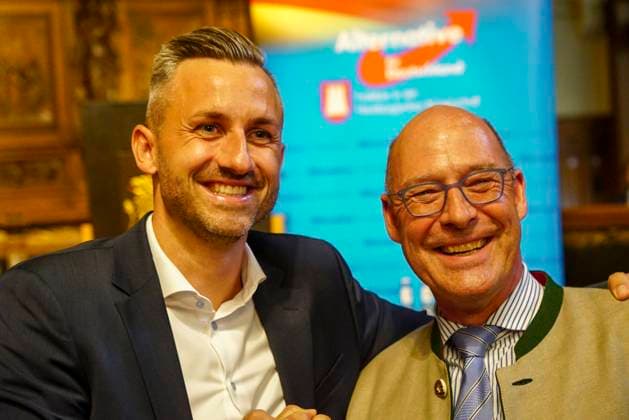 Ulrich Siegmund AFD Fraktionschef von Sachsen-Anhalt mit Alexander Wolf von der AFD Mitglied des Bundestages am 11.August 2025 Hamburg- Der AFD Fraktionschef von Sachsen-Anhalt Ulrich Siegmund hielt eine Rede zum Theams AfD im Parlament Der Weg zur Regierungsverantwortung und anlaesslich seines Besuches und Vortrages im Hamburger Rathaus vom Publikum im Festsaal des Rathauses gefeiert wie ein Popstar. Er gab zahlreiche Autogramme, machte Selfis mit vielen Besuchern und ließ sich regelrecht feiern. Einzelne Zuschauer trugen T-Shirts mit dem Aufdruck Make Germany great again und andere schwenkten im Festsaal mehrfach die Deutschlandfahne während der Veranstaltung Hamburg Deutschland *** Ulrich Siegmund AFD parliamentary group leader from