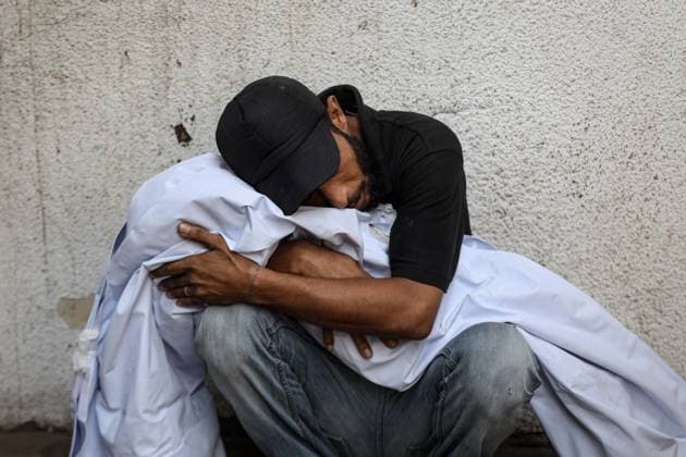 Israeli attacks on Gaza continue GAZA CITY, GAZA - AUGUST 12: A man hugs the lifeless body of a person who were killed in an Israeli attack, at Al Shifa Hospital in Gaza City, Gaza on August 12, 2025. Abdalhkem Abu Riash Anadolu Gaza City Gaza. Editorial use only. Please get in touch for any other usage.  Copyright: x2025xAnadoluxAbdalhkemxAbuxRiashx