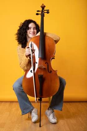 Creative Highlights Symbolbilder Casual girl posing with her violoncello Model Released DondykRiga_ID30632_1036767_003 Copyright: xWILLIAMxDONDYKxYxLORENAxRIGAxMONx