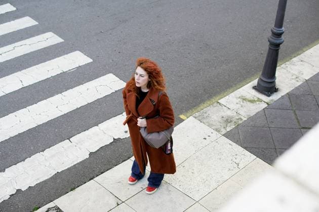 Creative Highlights Symbolbilder Woman with red hair and brown coat waiting at crosswalk Redhead woman wearing brown coat and red shoes waiting to cross the street at pedestrian crossing Model Released DondykRiga_ID30651_1037418_005 Copyright: xx