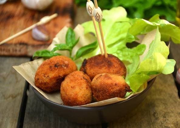 IMAGO Creative, Food, Tapas plate full of home-made croquettes of ham, typical Spanish dish Model Released LuisMarioHernandez_ID30030_1013842_020 Copyright: xx