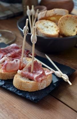 IMAGO Creative, Food, Tapas appetizer of ham Serrano with bread roasted and accompanied by a glass of wine Model Released LuisMarioHernandez_ID30121_1016684_009 Copyright: xx RECORD DATE NOT STATED