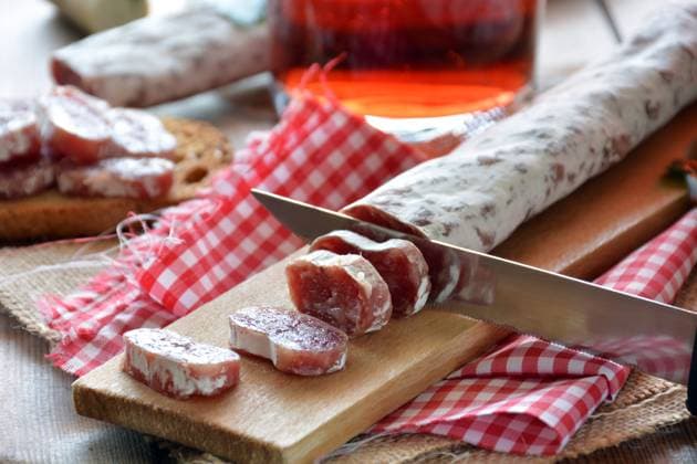 IMAGO Creative, Food, Tapas Spanish fuet salami on a cutting board with a glass of wine Model Released LuisMarioHernandez_ID30123_1016702_004 Copyright: xx RECORD DATE NOT STATED