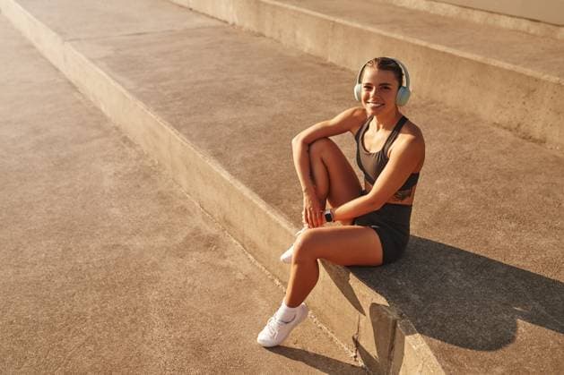 Creative Highlights Symbolbilder An active female is listening to music outdoors during the beautiful sunrise time A young woman is sitting comfortably on a set of concrete steps, wearing headphones, fully absorbed in her favorite music, surrounded by a peaceful and serene outdoor environment, enjoying the moment Model Released OrionProduction_ID29909_1010333_051 Copyright: xx