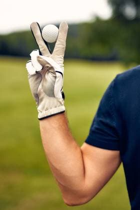 Creative Highlights Symbolbilder Holding a Golf Ball in Your Hand Getting Ready for an Imminent Swing on the Course The image features a closeup of a golfers hand firmly gripping a golf ball, showcasing the critical grip technique and the intense concentration required while being on the course, ready to play Model Released OrionProduction_ID29911_1010681_075 Copyright: xTYMOSHCHUKxANDRIIx