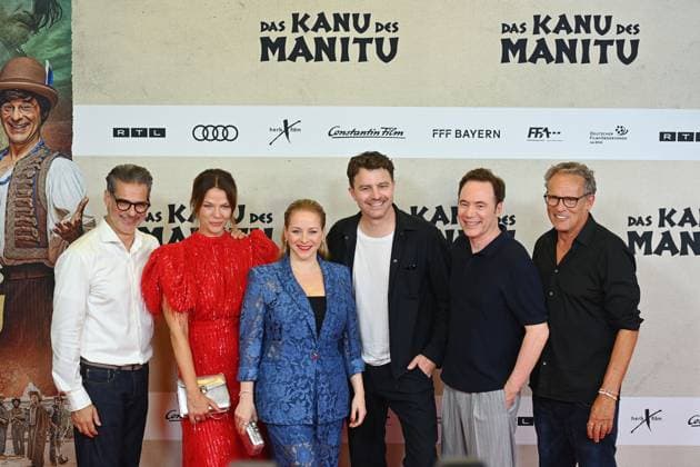 CAST ,from left Rick KAVANIAN,Jessica SCHWARZ,Jasmin SCHWIERS,Friedrich MUECKE Actor ,Michael Bully HERBIG Director,Producer,Writer ,Christian TRAMITZ Actor , Movie premiere DAS KANU DES MANITU on 12 08 2025 at the Mathaeser Kino in Munich