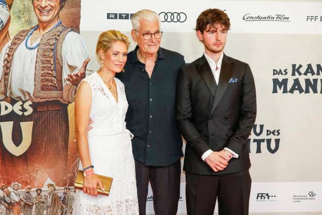 World premiere of Das Kanu des Manitu in Munich Munich, 12 8 2025 Sky du Mont with girlfriend Julia Schütze and his son Fayn Neven du Mont at the world premiere of Das Kanu des Manitu at the Mathäser Filmpalast in Munich Bavaria Copyright: xMatthiasxGränzdörferx