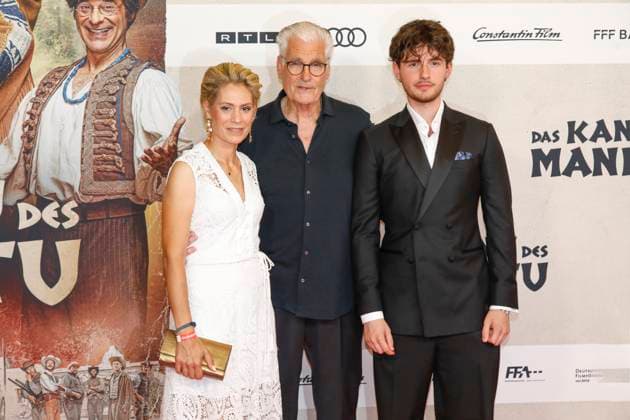 World premiere of Das Kanu des Manitu in Munich Munich, 12 8 2025 Sky du Mont with girlfriend Julia Schütze and his son Fayn Neven du Mont at the world premiere of Das Kanu des Manitu at the Mathäser Filmpalast in Munich Bavaria Copyright: xMatthiasxGränzdörferx