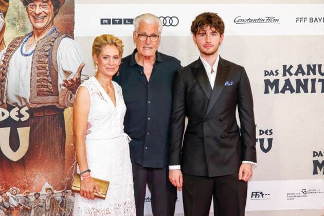 World premiere of Das Kanu des Manitu in Munich Munich, 12 8 2025 Sky du Mont with girlfriend Julia Schütze and his son Fayn Neven du Mont at the world premiere of Das Kanu des Manitu at the Mathäser Filmpalast in Munich Bavaria Copyright: xMatthiasxGränzdörferx