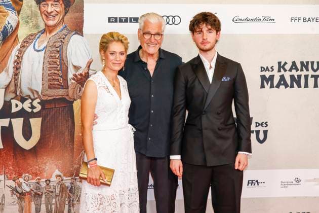 World premiere of Das Kanu des Manitu in Munich Munich, 12 8 2025 Sky du Mont with girlfriend Julia Schütze and his son Fayn Neven du Mont at the world premiere of Das Kanu des Manitu at the Mathäser Filmpalast in Munich Bavaria Copyright: xMatthiasxGränzdörferx
