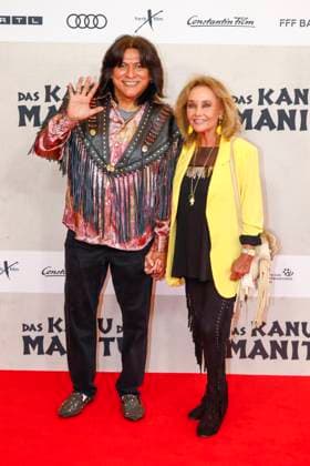 World premiere of The Canoe of Manitou in Munich Munich, 12 8 2025 Alan Tafoya and Hella Brice at the world premiere of The Canoe of Manitou at the Mathäser Filmpalast in Munich Bavaria Copyright: xMatthiasxGränzdörferx