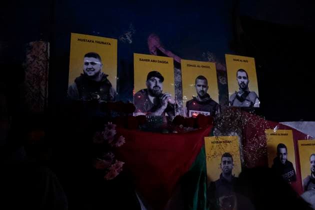 August 12, 2025, Mexico, Cdmx, Mexico: Aljazeera journalists and journalists from Mexico held a vigil with candles, flowers, and posters at the Angel of Independence to condemn the murder of ANAS AL-SHARIF, MOHAMMED QREIQEA, IBRAHIM SAHER, MOAMEN ALIWA and MOHAMMED NOUFAL, all Aljazeera correspondents in Gaza. The bombings by BENJAMIN NETANYAHU S government have caused the deaths of innocent civilians and journalists carrying out their work to publicize the war and the Israeli occupation attempt on the State of Palestine. During this demonstration, the names of the five journalists were read out, and at the same time, they demanded an end to Israel s attack on Palestine and that Netanyahu be punished for the multiple war crimes he has commi - ZUMAp204 20250812_zip_p204_057 Copyright: xJosuexPerezx
