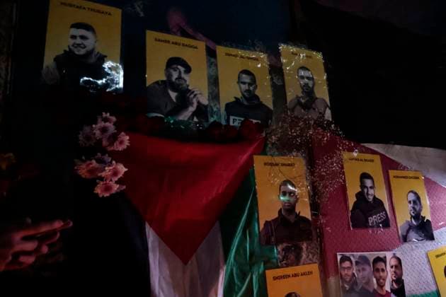 August 12, 2025, Mexico, Cdmx, Mexico: Aljazeera journalists and journalists from Mexico held a vigil with candles, flowers, and posters at the Angel of Independence to condemn the murder of ANAS AL-SHARIF, MOHAMMED QREIQEA, IBRAHIM SAHER, MOAMEN ALIWA and MOHAMMED NOUFAL, all Aljazeera correspondents in Gaza. The bombings by BENJAMIN NETANYAHU S government have caused the deaths of innocent civilians and journalists carrying out their work to publicize the war and the Israeli occupation attempt on the State of Palestine. During this demonstration, the names of the five journalists were read out, and at the same time, they demanded an end to Israel s attack on Palestine and that Netanyahu be punished for the multiple war crimes he has commi - ZUMAp204 20250812_zip_p204_060 Copyright: xJosuexPerezx