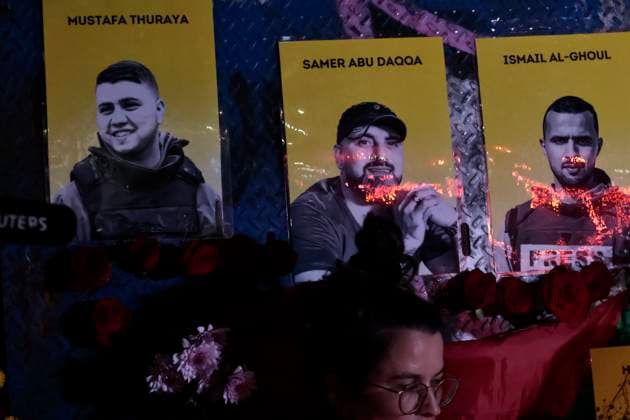 August 12, 2025, Mexico, Cdmx, Mexico: Aljazeera journalists and journalists from Mexico held a vigil with candles, flowers, and posters at the Angel of Independence to condemn the murder of ANAS AL-SHARIF, MOHAMMED QREIQEA, IBRAHIM SAHER, MOAMEN ALIWA and MOHAMMED NOUFAL, all Aljazeera correspondents in Gaza. The bombings by BENJAMIN NETANYAHU S government have caused the deaths of innocent civilians and journalists carrying out their work to publicize the war and the Israeli occupation attempt on the State of Palestine. During this demonstration, the names of the five journalists were read out, and at the same time, they demanded an end to Israel s attack on Palestine and that Netanyahu be punished for the multiple war crimes he has commi - ZUMAp204 20250812_zip_p204_082 Copyright: xJosuexPerezx