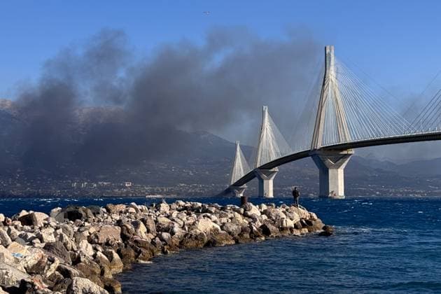 Wildfire Smoke Over The Iconic Rio-Antirrio Bridge. Wildfire smoke rises behind the iconic Rio-Antirrio Bridge near the city of Patras, Greece. Antirrio West Greece Greece  Copyright: xSavvasxKarmaniolasx originalFilename: karmaniolas-notitle250812_npmrZ.jpg