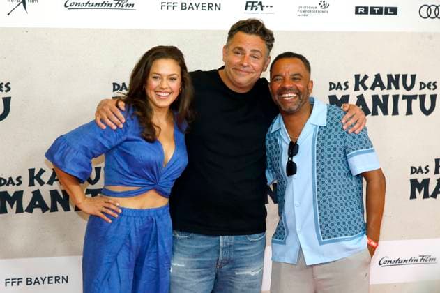 Katharina Scheuba, Paul Sedlmeir and Simon Pearce at the premiere of the movie Das Kanu des Manitu at Mathäser Filmpalast Munich, 12 08 2025 Foto:xAgenturxWehnertx xGränzdörferx xFuturexImagex manitu_5628