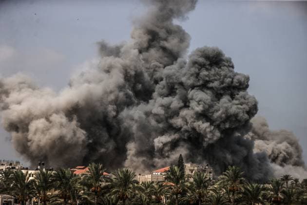 Israeli attacks on Gaza continue RAFAH, GAZA - AUGUST 13: Smoke rises from the area following an Israeli attack on former Social Development building on August 13, 2025 in Rafah, Gaza. Ali Jadallah Anadolu Rafah Gaza. Editorial use only. Please get in touch for any other usage.  Copyright: x2025xAnadoluxAlixJadallahx