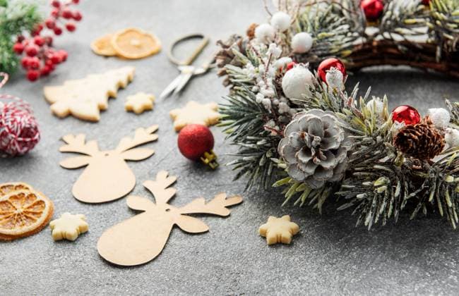 Decorative festive Christmas wreath. Wreath made of fir tree and cones on grey concrete background. Christmas decorations Model Released OlenaRudo_ID31283_1063124_047 Copyright: xx