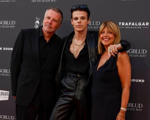 YUNGBLUD. Are You Ready, Boy? Premiere at the Vue in Leicester Square, London - 12 Aug 2025 Justin Harrison, YUNGBLUD aka Dominic Richard Harrison and Samantha Harrison attend the YUNGBLUD. Are You Ready, Boy? Premiere at the Vue in Leicester Square. London United Kingdom Copyright: xCatxMorleyx xSOPAxImagesx Cat Morley_YUNGBLUD. Are You Ready, Boy_ Premiere_Justin Harrison, YUNGBLUD aka Dominic Richard (2)