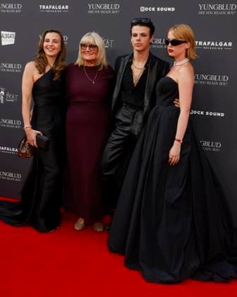 YUNGBLUD. Are You Ready, Boy? Premiere at the Vue in Leicester Square, London - 12 Aug 2025 Jemima Harrison, YUNGBLUD aka Dominic Richard Harrison and Isobel Harrison attend the YUNGBLUD. Are You Ready, Boy? Premiere at the Vue in Leicester Square. London United Kingdom Copyright: xCatxMorleyx xSOPAxImagesx Cat Morley_YUNGBLUD. Are You Ready, Boy_ Premiere_Jemima Harrison, YUNGBLUD aka Dominic Richard