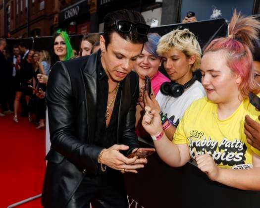 YUNGBLUD. Are You Ready, Boy? Premiere at the Vue in Leicester Square, London - 12 Aug 2025 YUNGBLUD aka Dominic Richard Harrison poses with a fan at the YUNGBLUD. Are You Ready, Boy? Premiere at the Vue in Leicester Square. London United Kingdom Copyright: xCatxMorleyx xSOPAxImagesx Cat Morley_YUNGBLUD. Are You Ready, Boy_ Premiere_YUNGBLUD aka Dominic Richard Harrison_21474