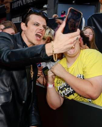 YUNGBLUD. Are You Ready, Boy? Premiere at the Vue in Leicester Square, London - 12 Aug 2025 YUNGBLUD aka Dominic Richard Harrison poses with a fan at the YUNGBLUD. Are You Ready, Boy? Premiere at the Vue in Leicester Square. London United Kingdom Copyright: xCatxMorleyx xSOPAxImagesx Cat Morley_YUNGBLUD. Are You Ready, Boy_ Premiere_YUNGBLUD aka Dominic Richard Harrison_21477
