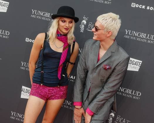 The Yungblud. Are You Ready, Boy? UK Premiere held at Vue Leicester Square in London - 12 Aug 2025 Mathew Cartlidge and Issey Cartlidge from The Molotovs attend the Yungblud. Are You Ready, Boy? UK Premiere held at the Vue Leicester Square, London. London United Kingdom Copyright: xMarioxMitsisx xSOPAxImagesx MarioMitsis_Yungblud_Mathew Cartlidge, Issey Cartlidge from The Molotovs-371930