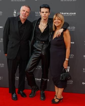 The Yungblud. Are You Ready, Boy? UK Premiere held at Vue Leicester Square in London - 12 Aug 2025 Justin Harrison, Dominic Harrison AKA Yungblud and Samantha Harrison attend the Yungblud. Are You Ready, Boy? UK Premiere held at the Vue Leicester Square, London. London United Kingdom Copyright: xMarioxMitsisx xSOPAxImagesx MarioMitsis_Yungblud_Justin Harrison, Samantha Harrison, Dominic Harrison AKA Yungblud-371960